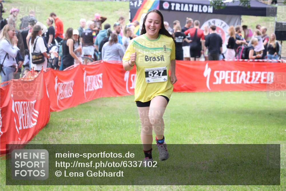 16.06.2024 - 26. Vierlanden-Triathlon Lena Gebhardt http://msf.ph/oto/6337102 16.06.2024 13:04:55 Ziel 527 meine-sportfotos.de