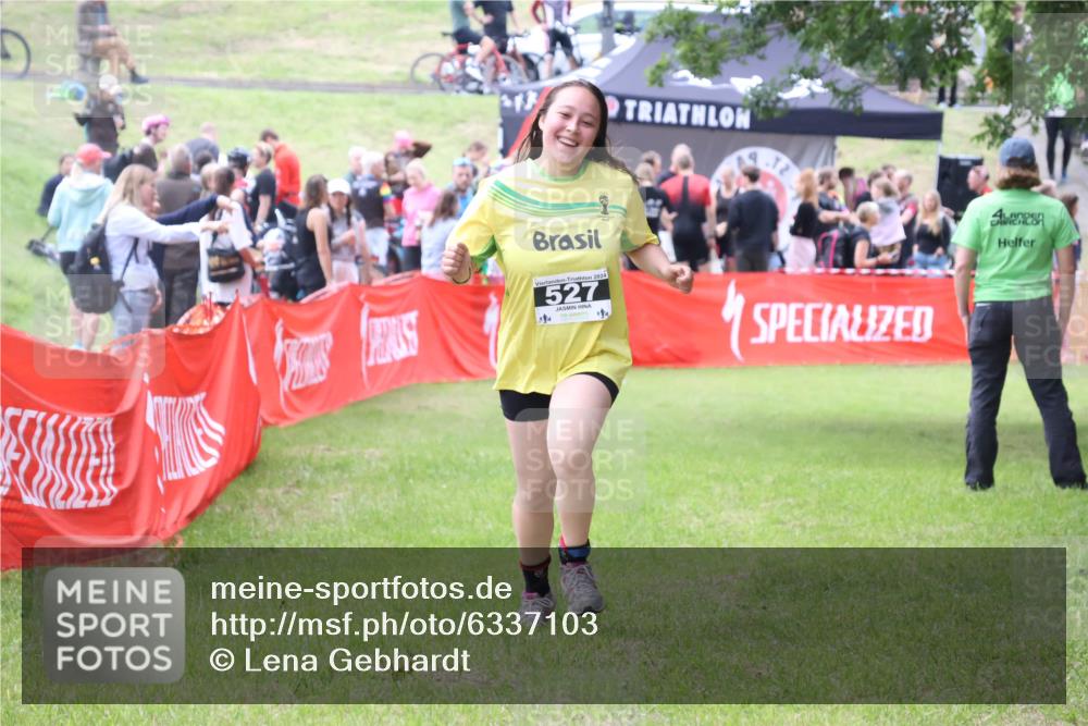 16.06.2024 - 26. Vierlanden-Triathlon Lena Gebhardt http://msf.ph/oto/6337103 16.06.2024 13:04:56 Ziel 527 meine-sportfotos.de
