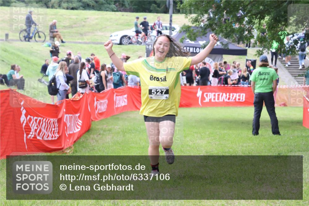 16.06.2024 - 26. Vierlanden-Triathlon Lena Gebhardt http://msf.ph/oto/6337106 16.06.2024 13:04:56 Ziel 527 meine-sportfotos.de