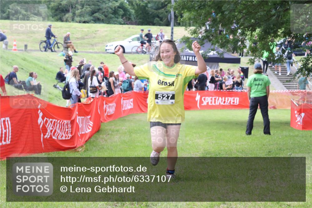 16.06.2024 - 26. Vierlanden-Triathlon Lena Gebhardt http://msf.ph/oto/6337107 16.06.2024 13:04:57 Ziel 527 meine-sportfotos.de