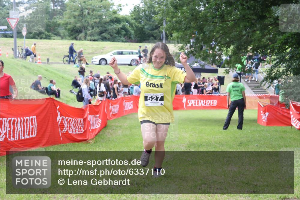 16.06.2024 - 26. Vierlanden-Triathlon Lena Gebhardt http://msf.ph/oto/6337110 16.06.2024 13:04:57 Ziel 527 meine-sportfotos.de