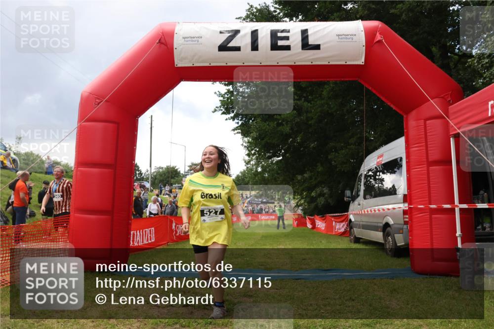 16.06.2024 - 26. Vierlanden-Triathlon Lena Gebhardt http://msf.ph/oto/6337115 16.06.2024 13:04:59 Ziel 527 meine-sportfotos.de