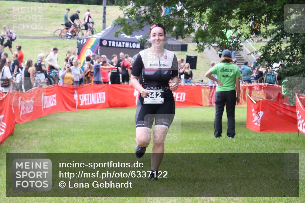 16.06.2024 - 26. Vierlanden-Triathlon Lena Gebhardt http://msf.ph/oto/6337122 16.06.2024 13:05:16 Ziel 342 meine-sportfotos.de