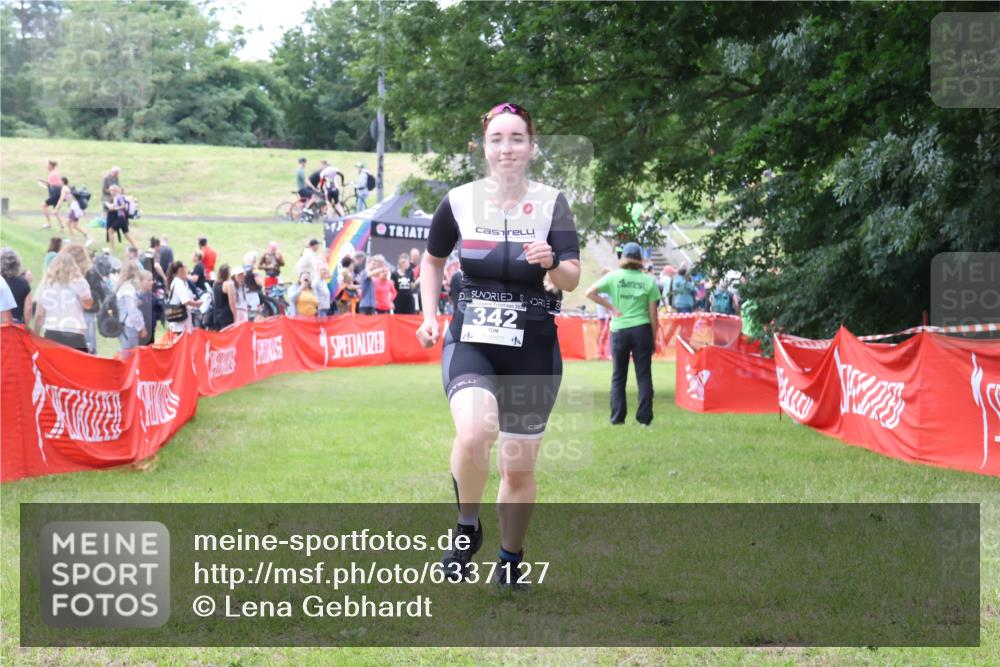 16.06.2024 - 26. Vierlanden-Triathlon Lena Gebhardt http://msf.ph/oto/6337127 16.06.2024 13:05:17 Ziel 342 meine-sportfotos.de