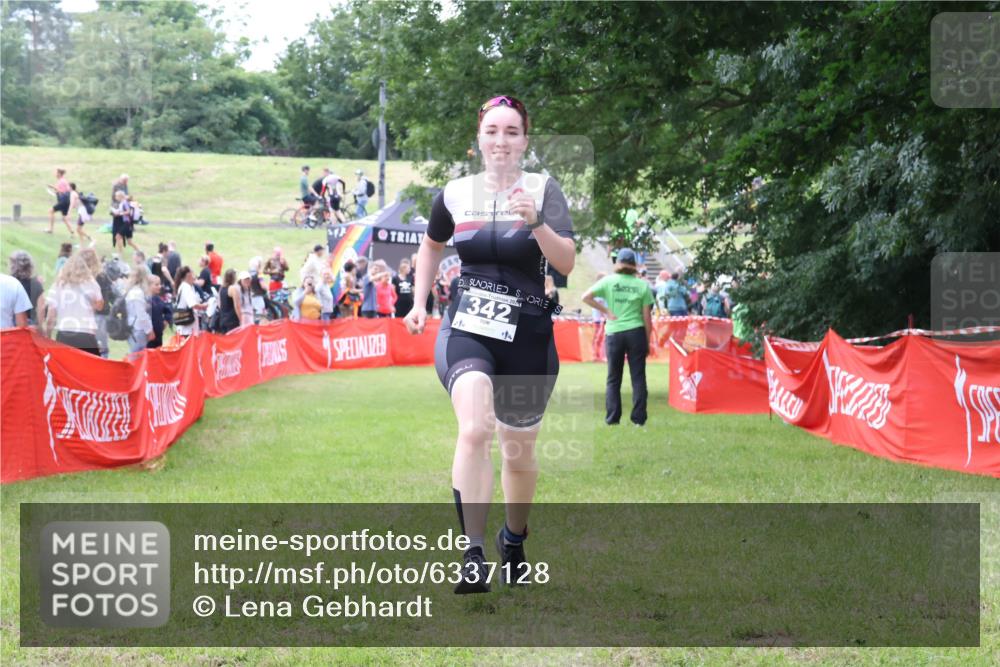 16.06.2024 - 26. Vierlanden-Triathlon Lena Gebhardt http://msf.ph/oto/6337128 16.06.2024 13:05:18 Ziel 342 meine-sportfotos.de