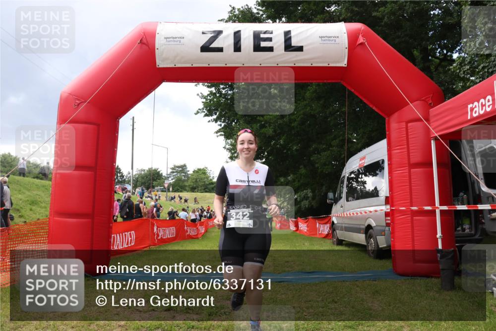 16.06.2024 - 26. Vierlanden-Triathlon Lena Gebhardt http://msf.ph/oto/6337131 16.06.2024 13:05:19 Ziel 342 meine-sportfotos.de