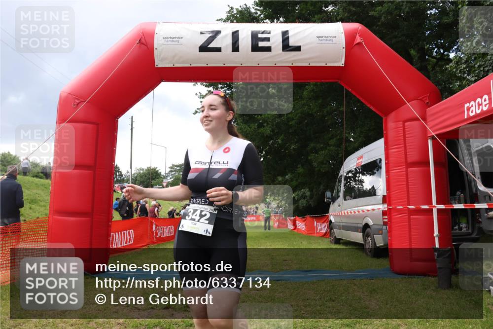 16.06.2024 - 26. Vierlanden-Triathlon Lena Gebhardt http://msf.ph/oto/6337134 16.06.2024 13:05:20 Ziel 342 meine-sportfotos.de