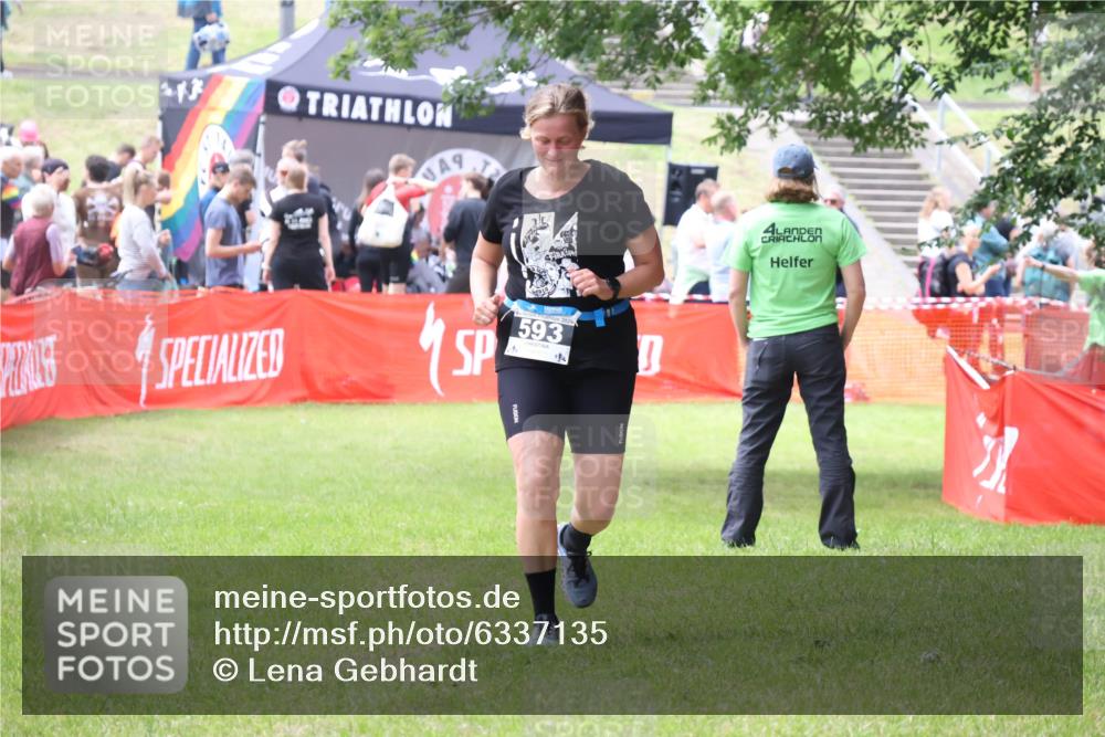 16.06.2024 - 26. Vierlanden-Triathlon Lena Gebhardt http://msf.ph/oto/6337135 16.06.2024 13:06:31 Ziel 593 meine-sportfotos.de