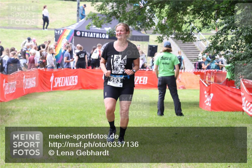 16.06.2024 - 26. Vierlanden-Triathlon Lena Gebhardt http://msf.ph/oto/6337136 16.06.2024 13:06:32 Ziel 593 meine-sportfotos.de