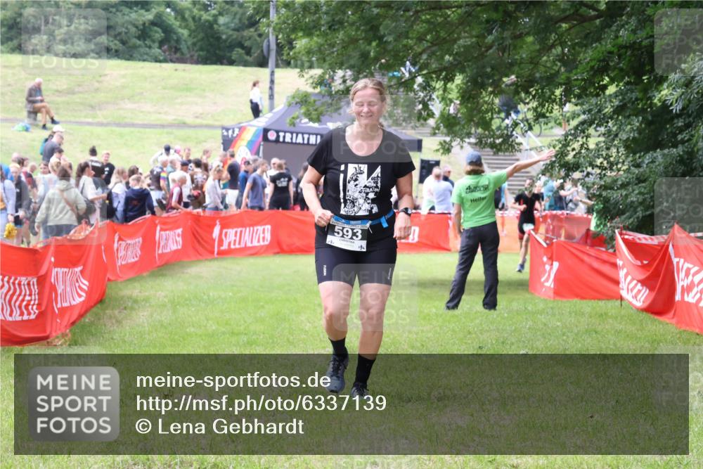 16.06.2024 - 26. Vierlanden-Triathlon Lena Gebhardt http://msf.ph/oto/6337139 16.06.2024 13:06:34 Ziel 593 meine-sportfotos.de
