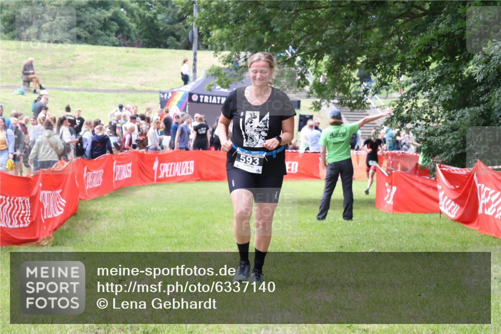 16.06.2024 - 26. Vierlanden-Triathlon Lena Gebhardt http://msf.ph/oto/6337140 16.06.2024 13:06:34 Ziel 593 meine-sportfotos.de