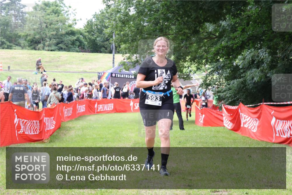 16.06.2024 - 26. Vierlanden-Triathlon Lena Gebhardt http://msf.ph/oto/6337141 16.06.2024 13:06:35 Ziel 593 meine-sportfotos.de