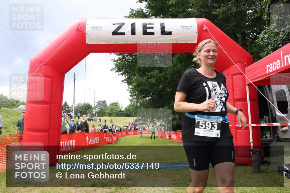 16.06.2024 - 26. Vierlanden-Triathlon Lena Gebhardt http://msf.ph/oto/6337149 16.06.2024 13:06:39 Ziel 593 meine-sportfotos.de