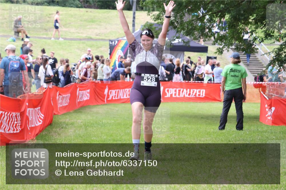 16.06.2024 - 26. Vierlanden-Triathlon Lena Gebhardt http://msf.ph/oto/6337150 16.06.2024 13:06:47 Ziel 528 meine-sportfotos.de