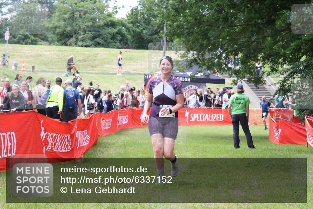 16.06.2024 - 26. Vierlanden-Triathlon Lena Gebhardt http://msf.ph/oto/6337152 16.06.2024 13:06:48 Ziel 528 meine-sportfotos.de