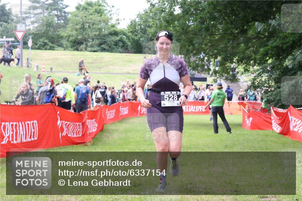 16.06.2024 - 26. Vierlanden-Triathlon Lena Gebhardt http://msf.ph/oto/6337154 16.06.2024 13:06:49 Ziel 528 meine-sportfotos.de