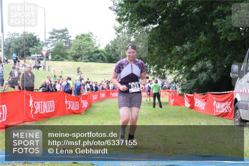 16.06.2024 - 26. Vierlanden-Triathlon Lena Gebhardt http://msf.ph/oto/6337155 16.06.2024 13:06:50 Ziel 528 meine-sportfotos.de