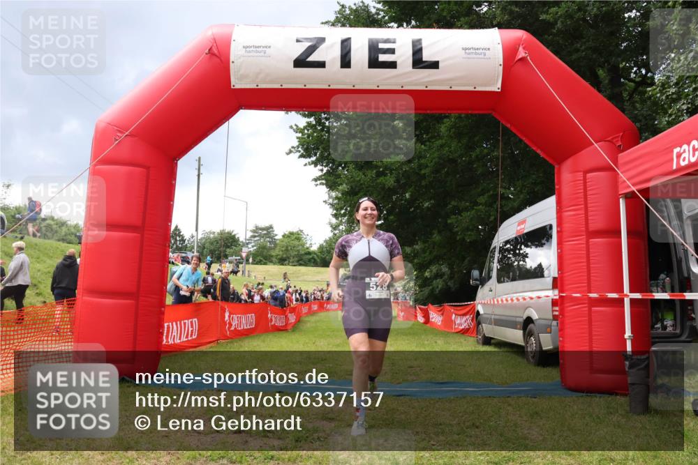 16.06.2024 - 26. Vierlanden-Triathlon Lena Gebhardt http://msf.ph/oto/6337157 16.06.2024 13:06:51 Ziel 528 meine-sportfotos.de