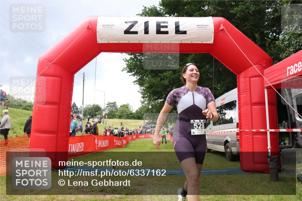 16.06.2024 - 26. Vierlanden-Triathlon Lena Gebhardt http://msf.ph/oto/6337162 16.06.2024 13:06:52 Ziel 528 meine-sportfotos.de