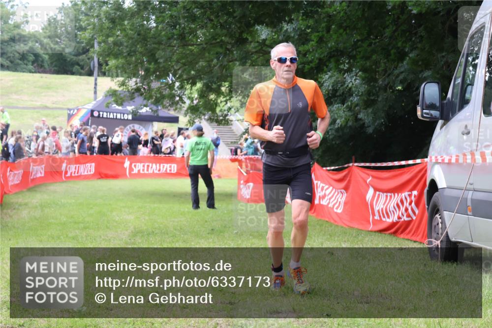 16.06.2024 - 26. Vierlanden-Triathlon Lena Gebhardt http://msf.ph/oto/6337173 16.06.2024 13:07:04 Ziel  meine-sportfotos.de