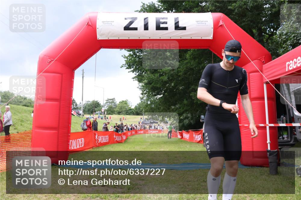 16.06.2024 - 26. Vierlanden-Triathlon Lena Gebhardt http://msf.ph/oto/6337227 16.06.2024 13:09:01 Ziel 62 meine-sportfotos.de