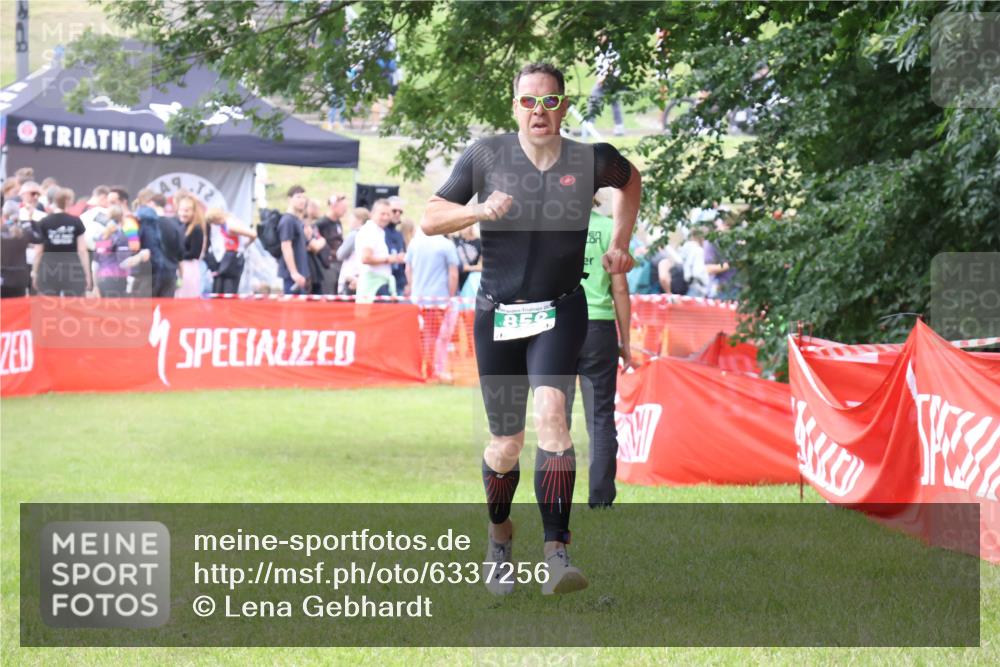 16.06.2024 - 26. Vierlanden-Triathlon Lena Gebhardt http://msf.ph/oto/6337256 16.06.2024 13:11:25 Ziel 850 meine-sportfotos.de
