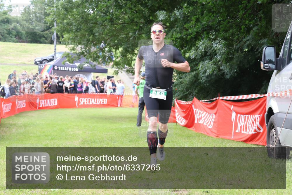 16.06.2024 - 26. Vierlanden-Triathlon Lena Gebhardt http://msf.ph/oto/6337265 16.06.2024 13:11:27 Ziel 850 meine-sportfotos.de