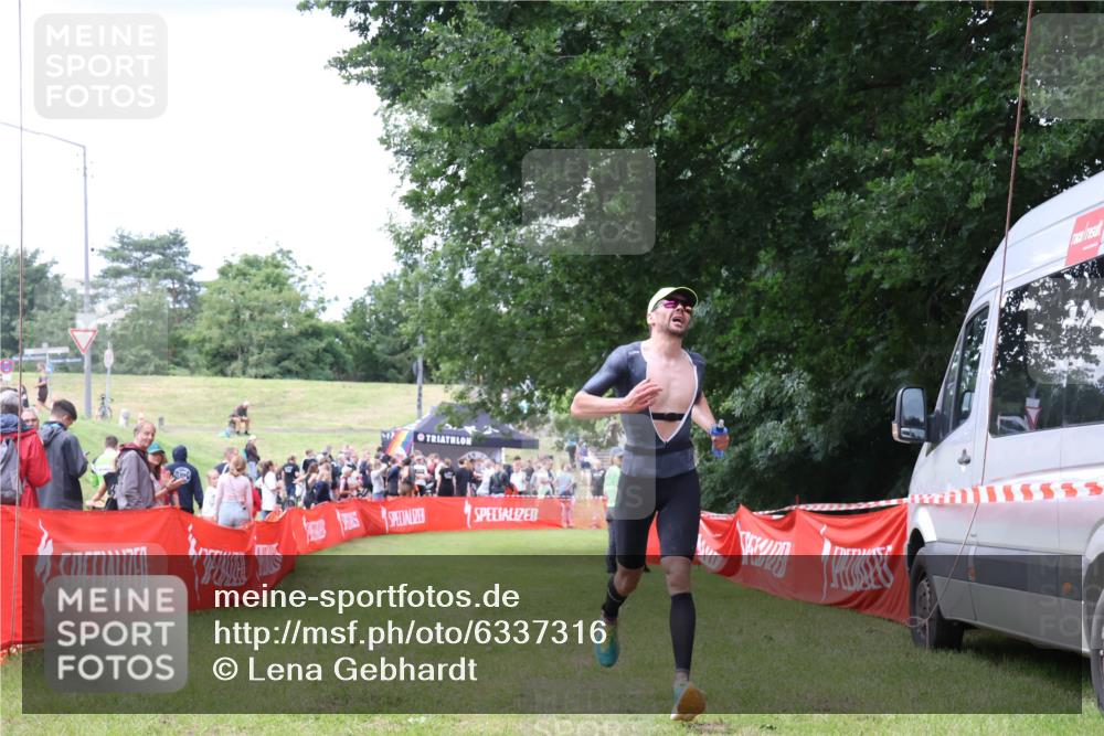 16.06.2024 - 26. Vierlanden-Triathlon Lena Gebhardt http://msf.ph/oto/6337316 16.06.2024 13:12:01 Ziel 105 meine-sportfotos.de