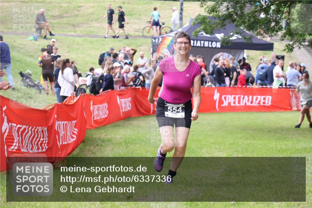 16.06.2024 - 26. Vierlanden-Triathlon Lena Gebhardt http://msf.ph/oto/6337336 16.06.2024 13:12:51 Ziel 554 meine-sportfotos.de