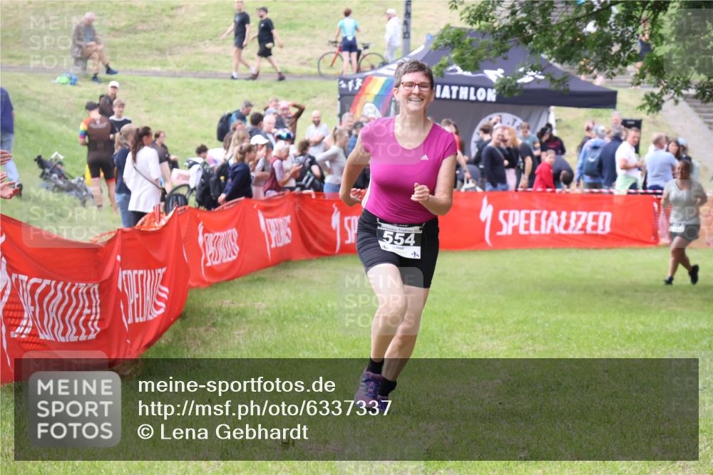 16.06.2024 - 26. Vierlanden-Triathlon Lena Gebhardt http://msf.ph/oto/6337337 16.06.2024 13:12:51 Ziel 554 meine-sportfotos.de