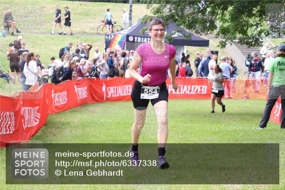 16.06.2024 - 26. Vierlanden-Triathlon Lena Gebhardt http://msf.ph/oto/6337338 16.06.2024 13:12:52 Ziel 554 meine-sportfotos.de