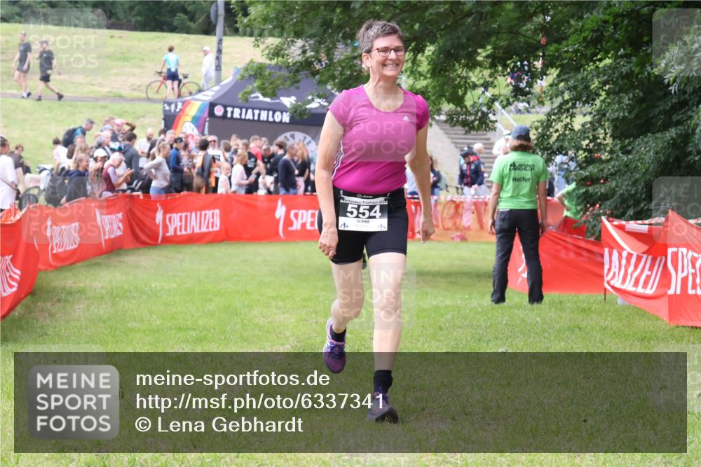 16.06.2024 - 26. Vierlanden-Triathlon Lena Gebhardt http://msf.ph/oto/6337341 16.06.2024 13:12:52 Ziel 554 meine-sportfotos.de