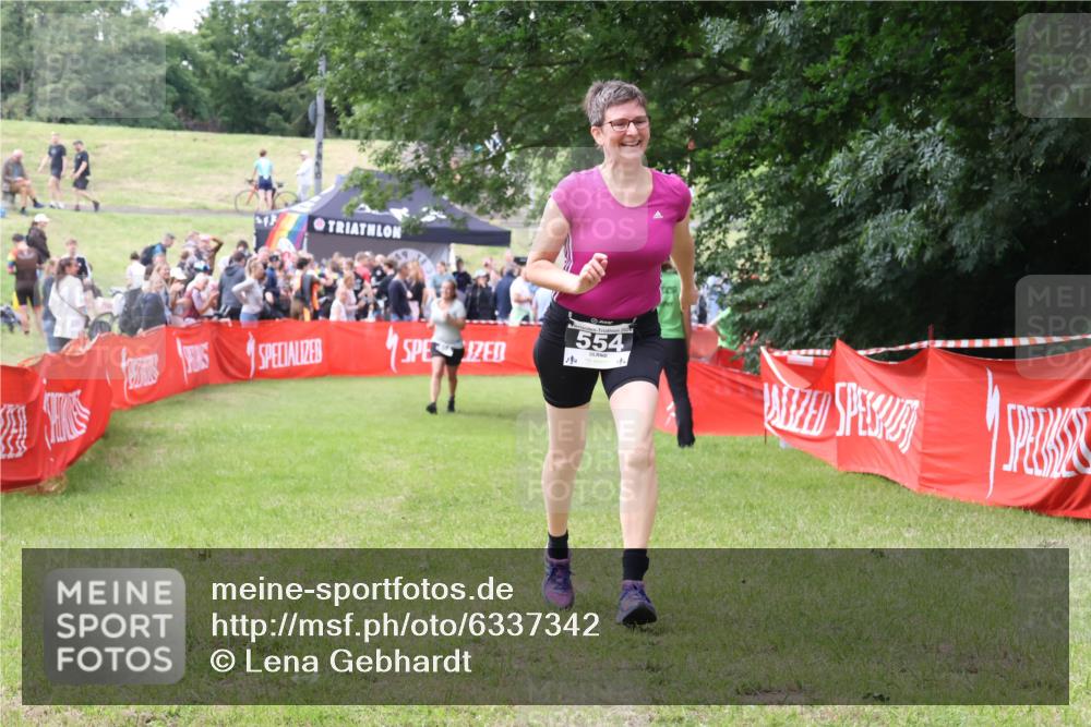 16.06.2024 - 26. Vierlanden-Triathlon Lena Gebhardt http://msf.ph/oto/6337342 16.06.2024 13:12:53 Ziel 554 meine-sportfotos.de
