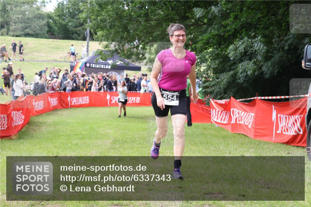 16.06.2024 - 26. Vierlanden-Triathlon Lena Gebhardt http://msf.ph/oto/6337343 16.06.2024 13:12:53 Ziel 554 meine-sportfotos.de