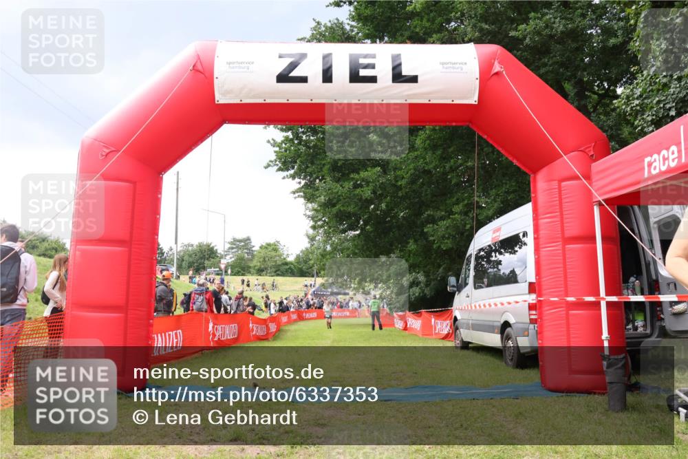 16.06.2024 - 26. Vierlanden-Triathlon Lena Gebhardt http://msf.ph/oto/6337353 16.06.2024 13:12:56 Ziel 554 meine-sportfotos.de