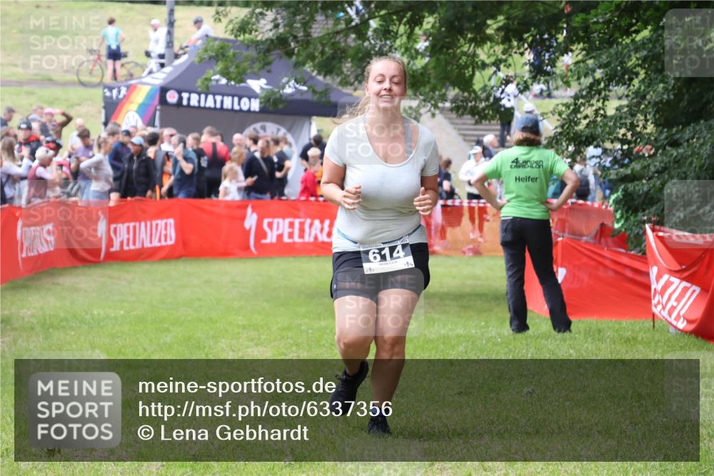 16.06.2024 - 26. Vierlanden-Triathlon Lena Gebhardt http://msf.ph/oto/6337356 16.06.2024 13:13:02 Ziel 614 meine-sportfotos.de