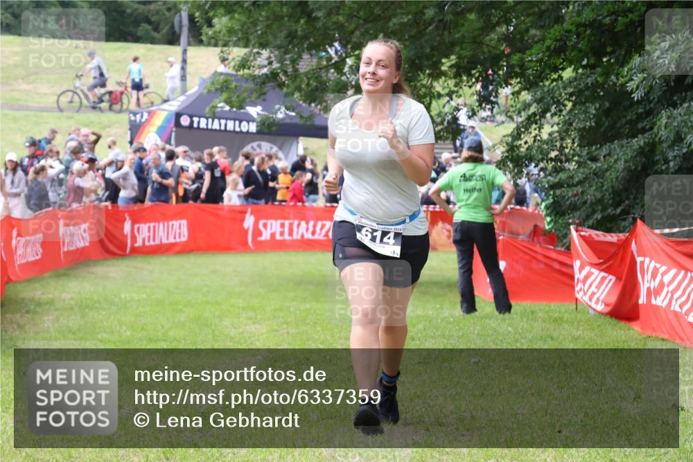 16.06.2024 - 26. Vierlanden-Triathlon Lena Gebhardt http://msf.ph/oto/6337359 16.06.2024 13:13:03 Ziel 614 meine-sportfotos.de