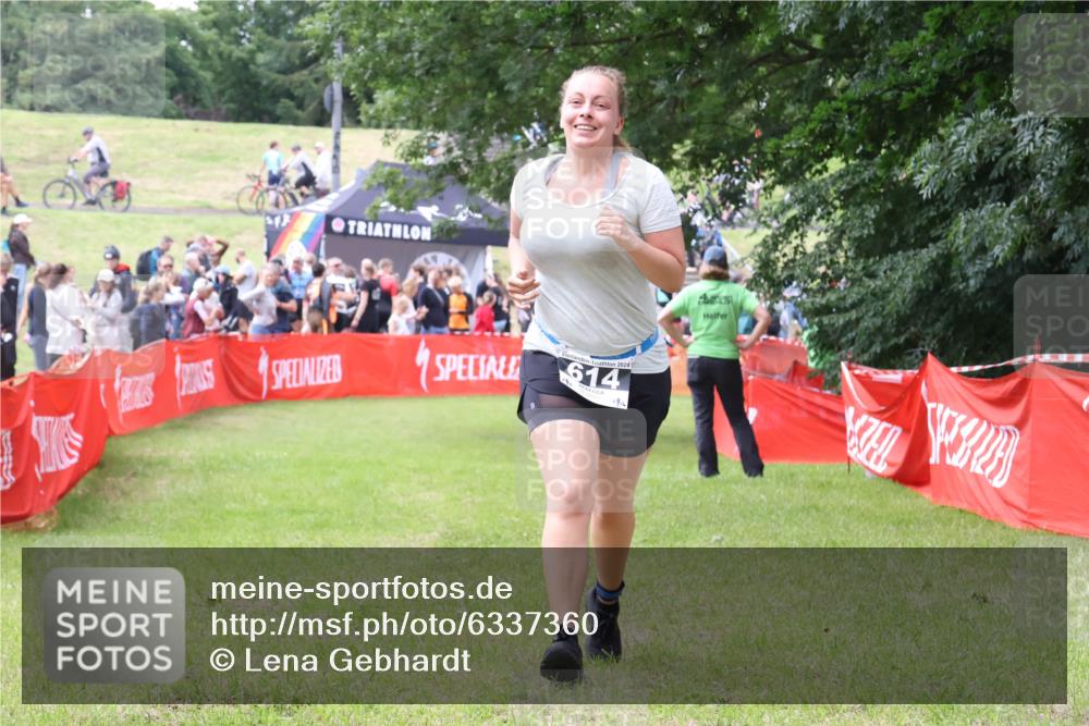 16.06.2024 - 26. Vierlanden-Triathlon Lena Gebhardt http://msf.ph/oto/6337360 16.06.2024 13:13:04 Ziel 614 meine-sportfotos.de
