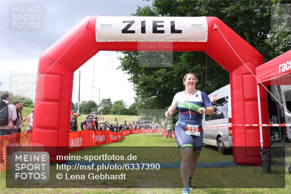 16.06.2024 - 26. Vierlanden-Triathlon Lena Gebhardt http://msf.ph/oto/6337390 16.06.2024 13:13:46 Ziel 223 meine-sportfotos.de