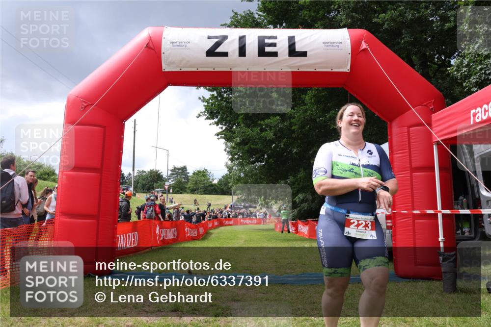 16.06.2024 - 26. Vierlanden-Triathlon Lena Gebhardt http://msf.ph/oto/6337391 16.06.2024 13:13:47 Ziel 223 meine-sportfotos.de