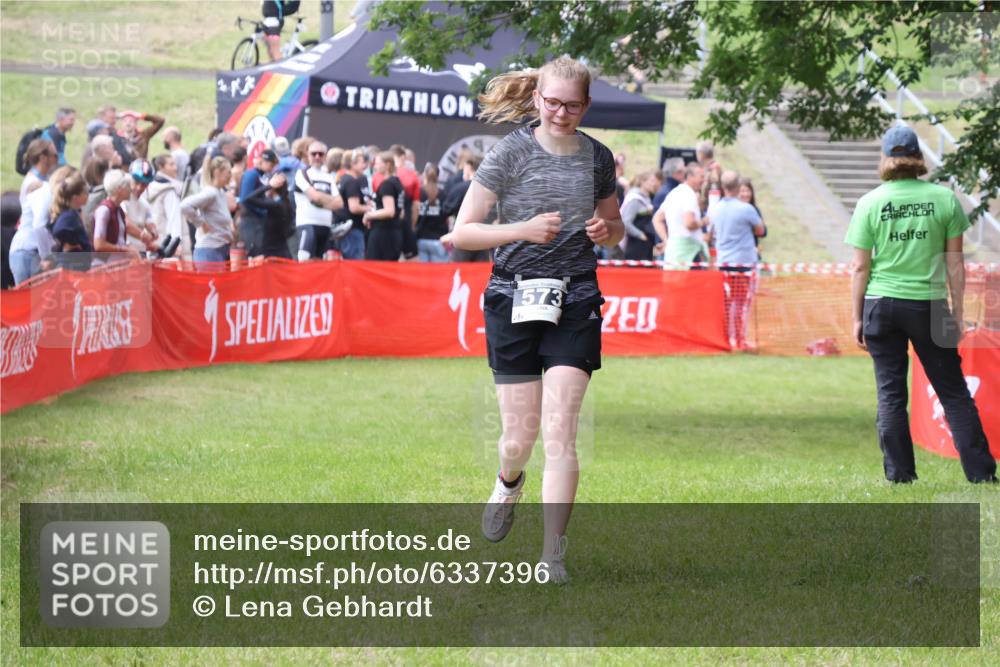 16.06.2024 - 26. Vierlanden-Triathlon Lena Gebhardt http://msf.ph/oto/6337396 16.06.2024 13:14:22 Ziel 573 meine-sportfotos.de