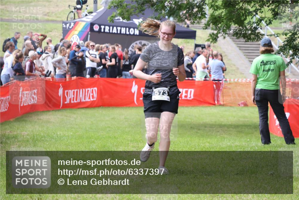 16.06.2024 - 26. Vierlanden-Triathlon Lena Gebhardt http://msf.ph/oto/6337397 16.06.2024 13:14:22 Ziel 573 meine-sportfotos.de