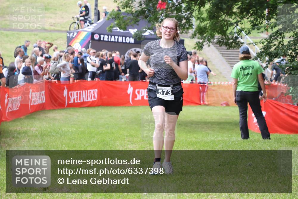 16.06.2024 - 26. Vierlanden-Triathlon Lena Gebhardt http://msf.ph/oto/6337398 16.06.2024 13:14:23 Ziel 573 meine-sportfotos.de