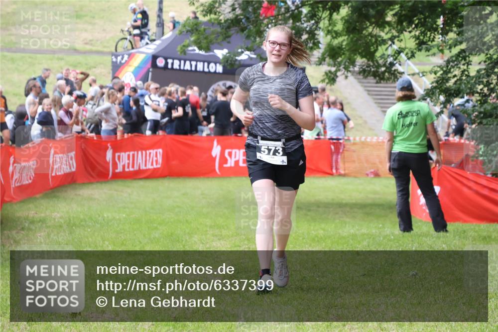 16.06.2024 - 26. Vierlanden-Triathlon Lena Gebhardt http://msf.ph/oto/6337399 16.06.2024 13:14:23 Ziel 573 meine-sportfotos.de