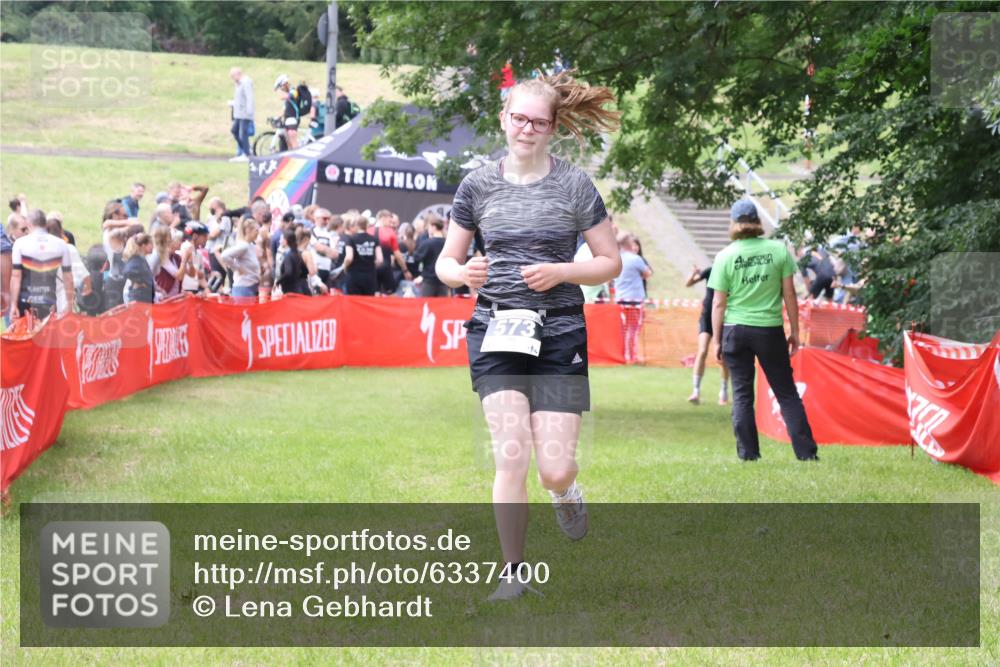 16.06.2024 - 26. Vierlanden-Triathlon Lena Gebhardt http://msf.ph/oto/6337400 16.06.2024 13:14:24 Ziel 573 meine-sportfotos.de