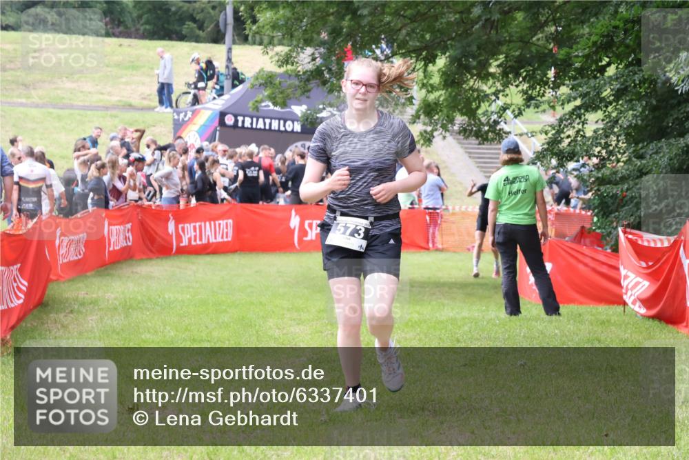 16.06.2024 - 26. Vierlanden-Triathlon Lena Gebhardt http://msf.ph/oto/6337401 16.06.2024 13:14:24 Ziel 573 meine-sportfotos.de