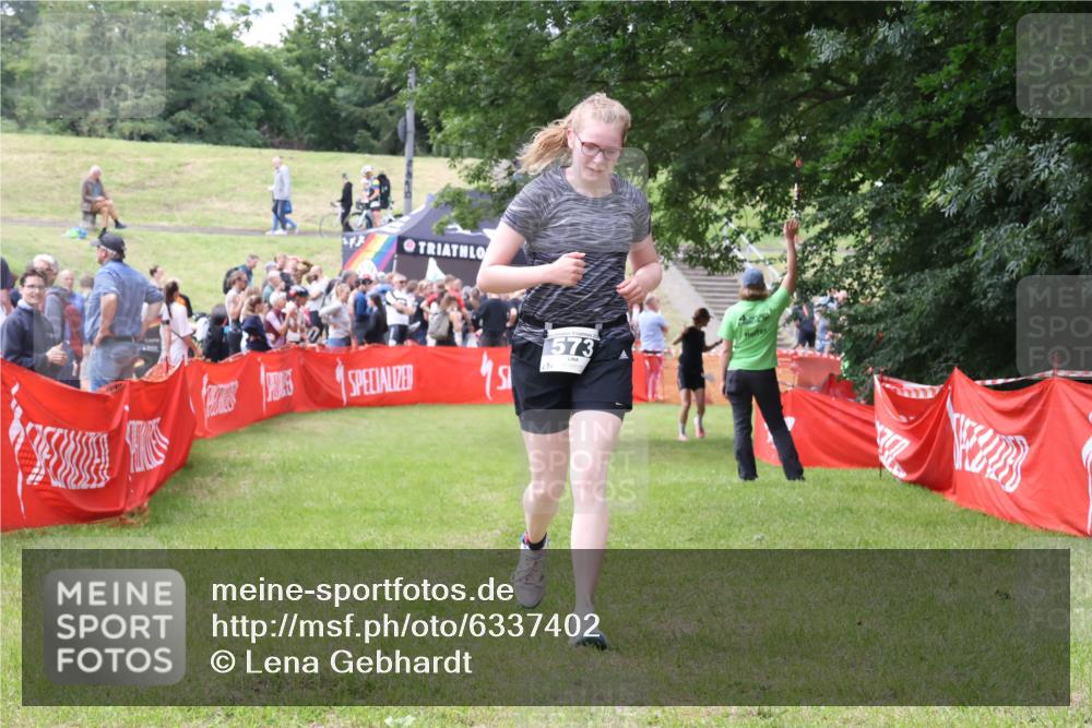 16.06.2024 - 26. Vierlanden-Triathlon Lena Gebhardt http://msf.ph/oto/6337402 16.06.2024 13:14:25 Ziel 573 meine-sportfotos.de