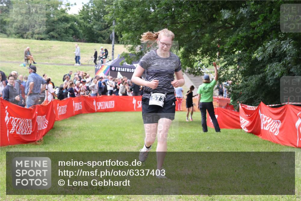 16.06.2024 - 26. Vierlanden-Triathlon Lena Gebhardt http://msf.ph/oto/6337403 16.06.2024 13:14:25 Ziel 573 meine-sportfotos.de