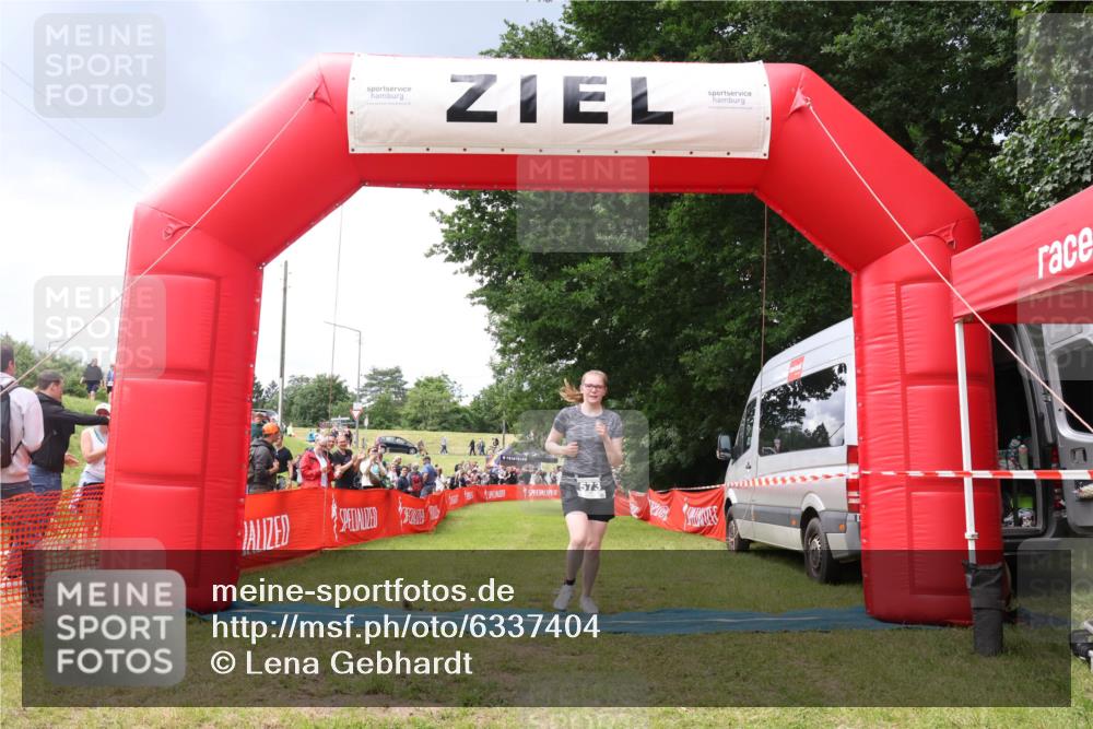 16.06.2024 - 26. Vierlanden-Triathlon Lena Gebhardt http://msf.ph/oto/6337404 16.06.2024 13:14:27 Ziel 573 meine-sportfotos.de