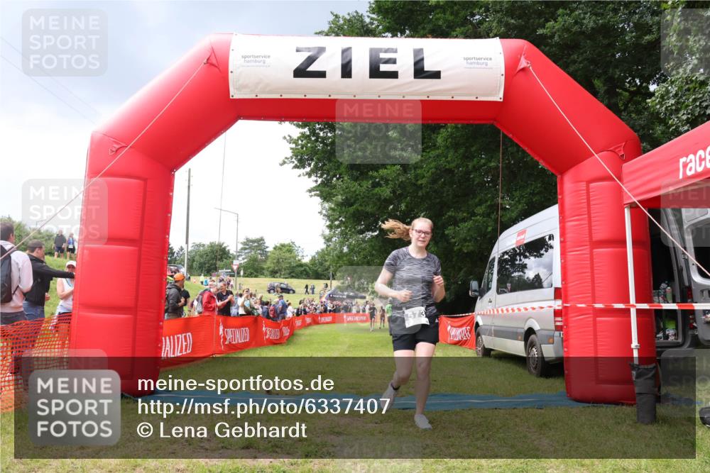 16.06.2024 - 26. Vierlanden-Triathlon Lena Gebhardt http://msf.ph/oto/6337407 16.06.2024 13:14:28 Ziel 573 meine-sportfotos.de